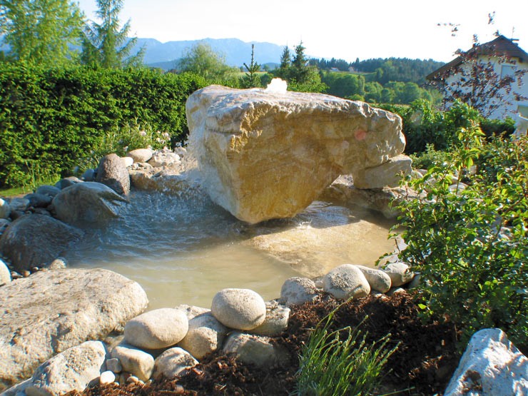 Teich mit Stein und Springbrunnen