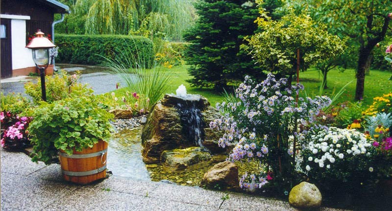 Garten mit Springbrunnen